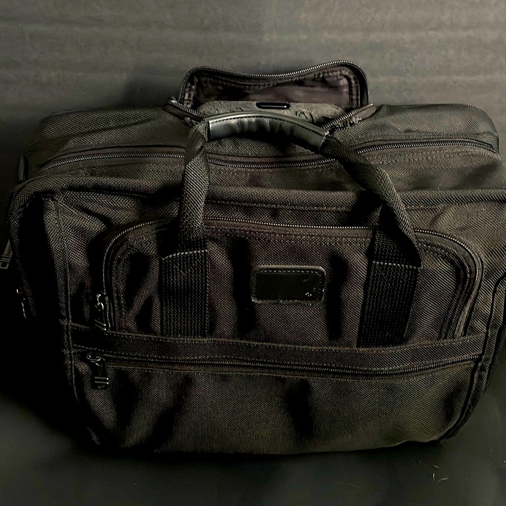 Tumi 17” Rolling Wheeled Laptop Briefcase Luggage Gem